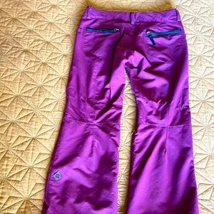 Women’s skinny 686 snowboard pants, maroon color